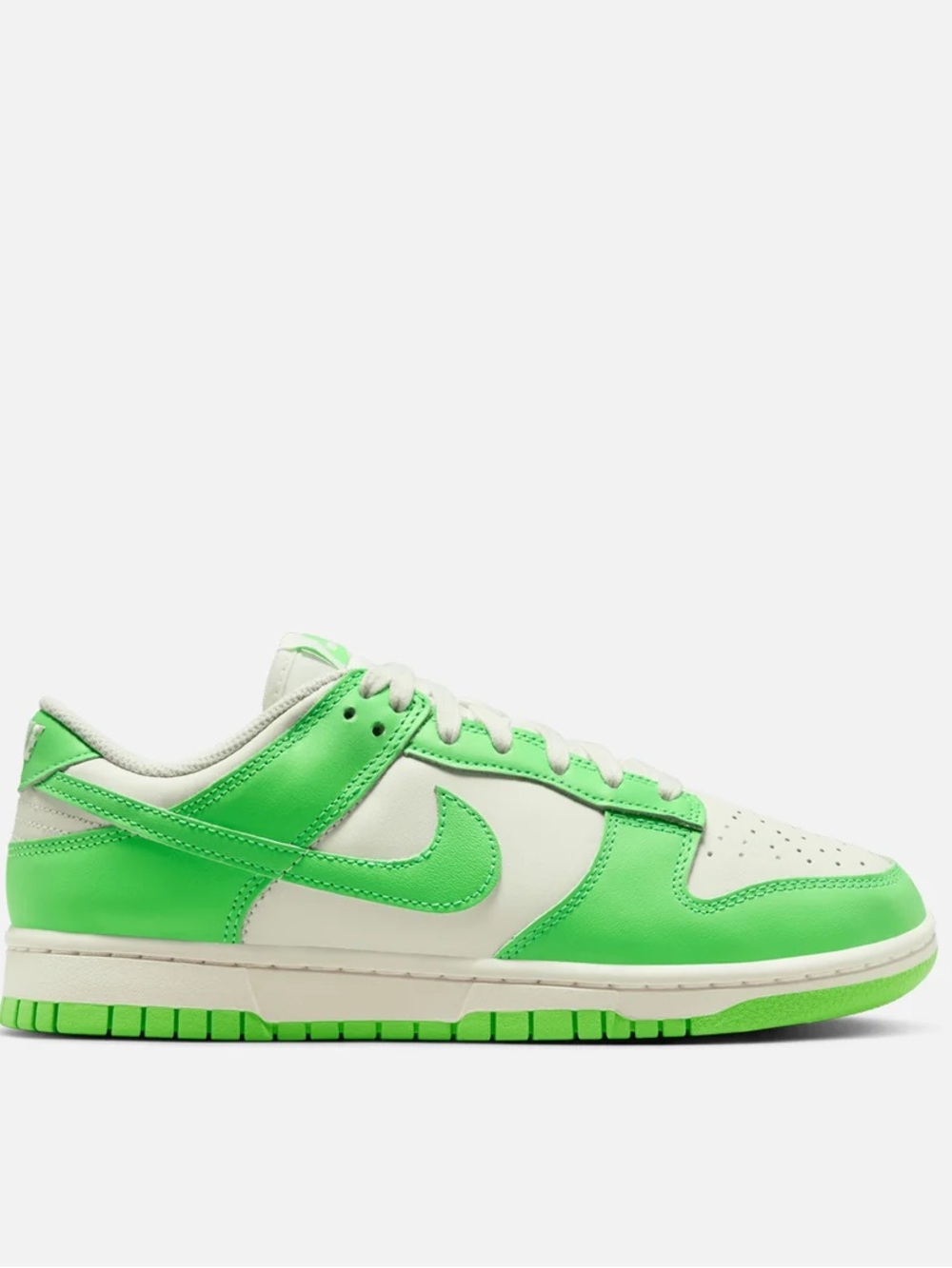 NEW WOMENS DUNK LOW "GREEN STRIKE"